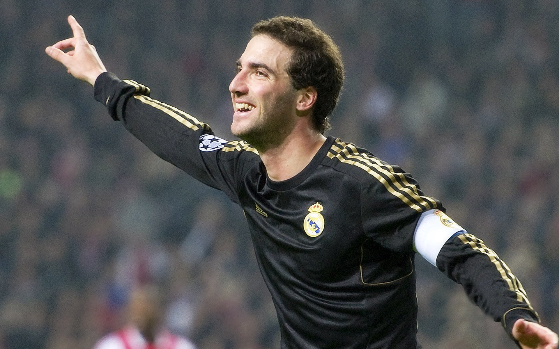 英超球队视频分析系统提升中场组织与防守协作效率,英超球队球场